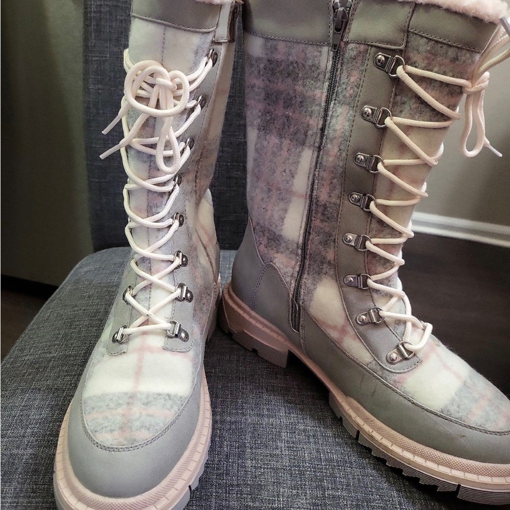 Super cute winter boots. They run kinda big on me.